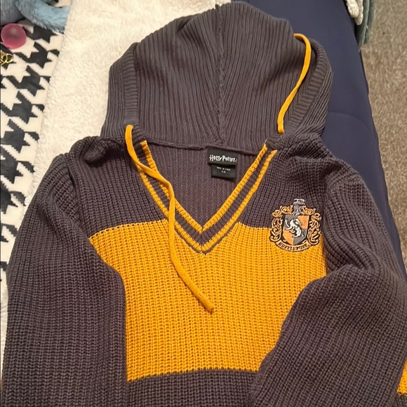 Harry Potter Hufflepuff Gray and Yellow V-Neck Sweater/Hoodie - Picture 1 of 4
